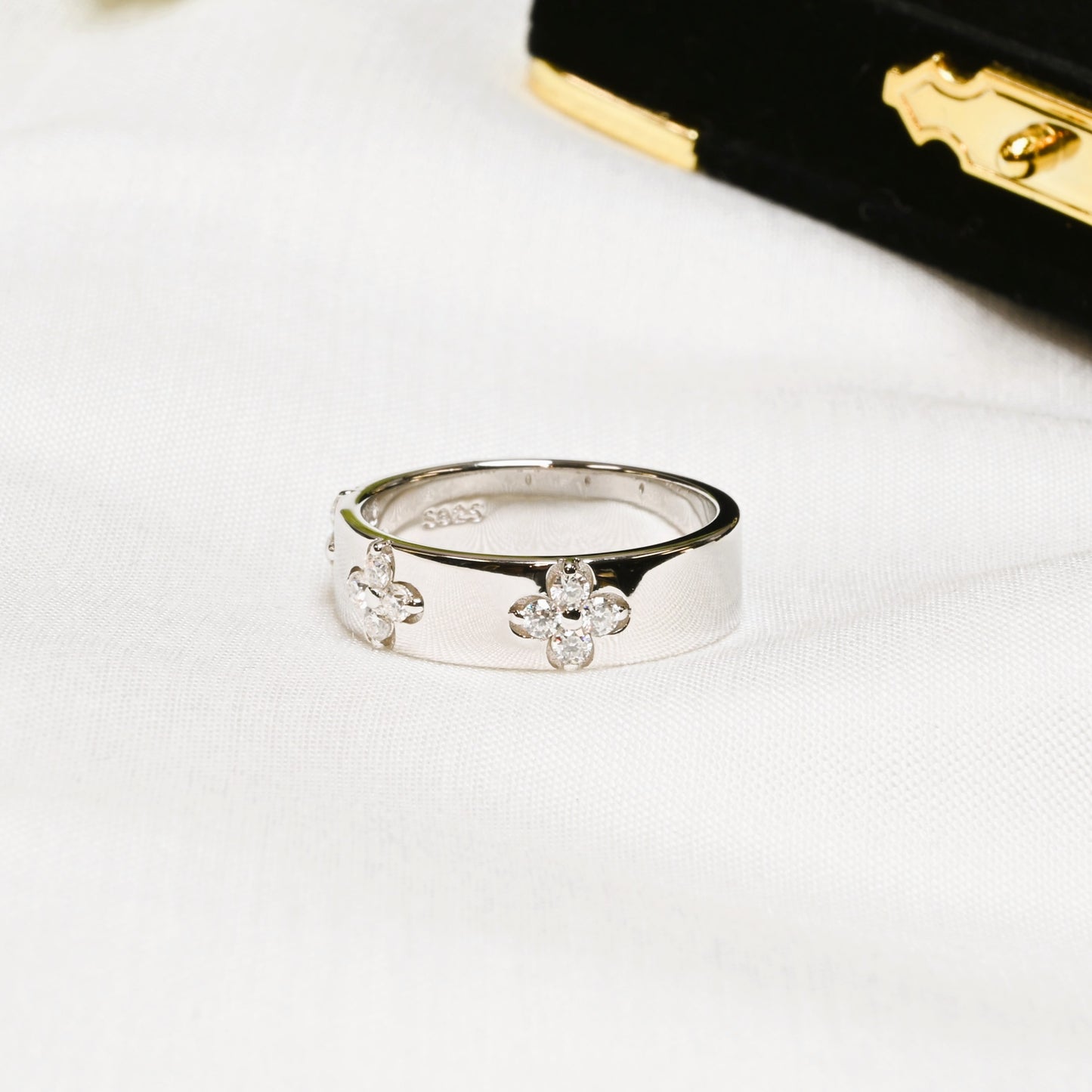 Ever-Bloom · Moissanite Clover Band · Sterling Silver